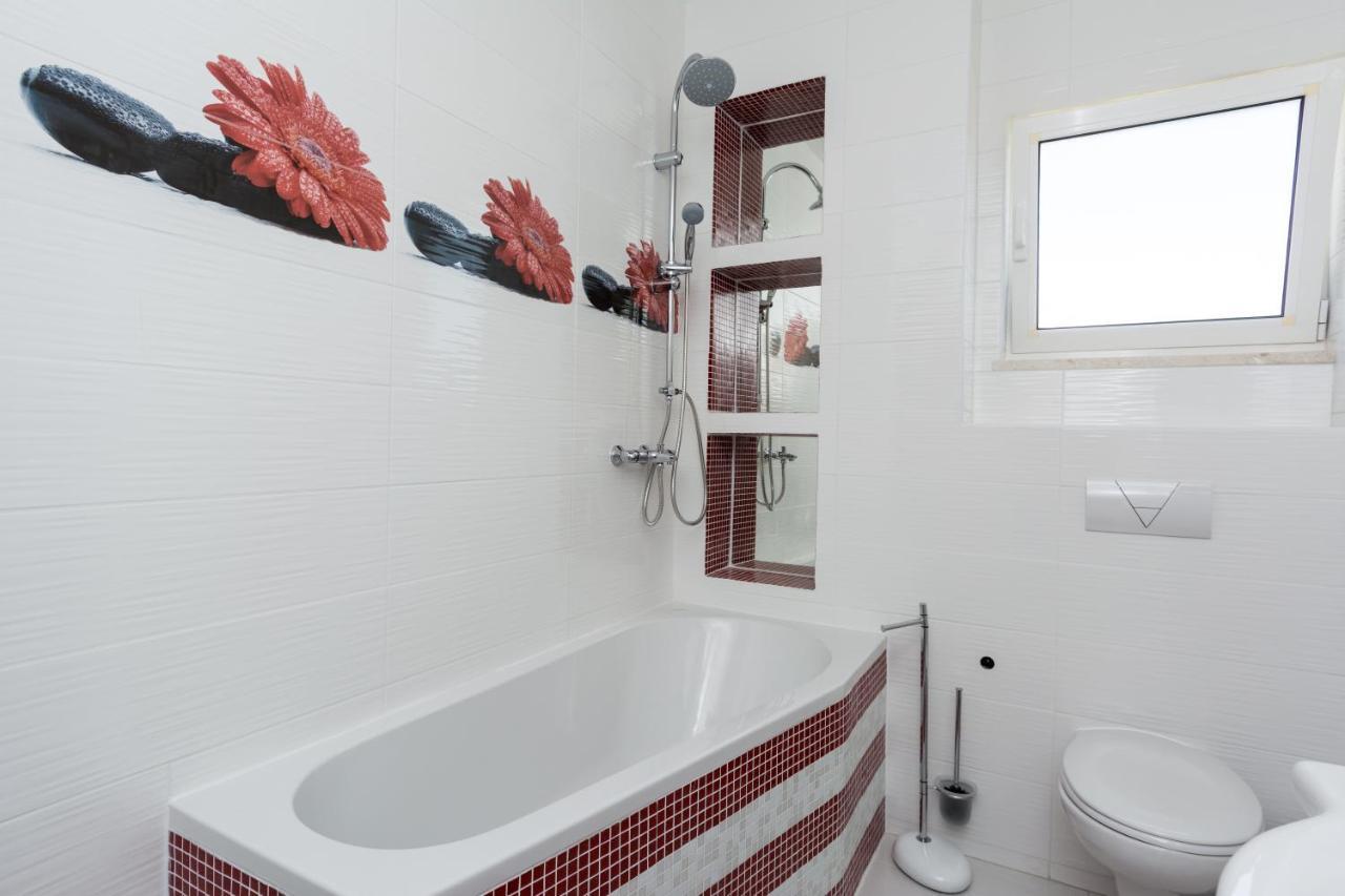 Lux Apartman S Pogledom Na More Trogir Exterior photo